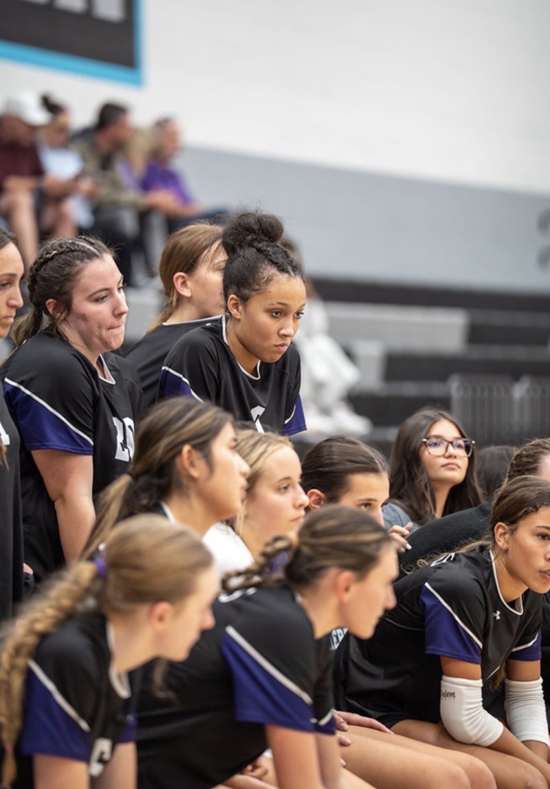 Arielle Akinwumi with her Richland teammates listening from the bench