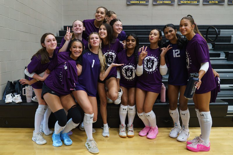 Arielle Akinwumi and her Richland teammates posing together after a match